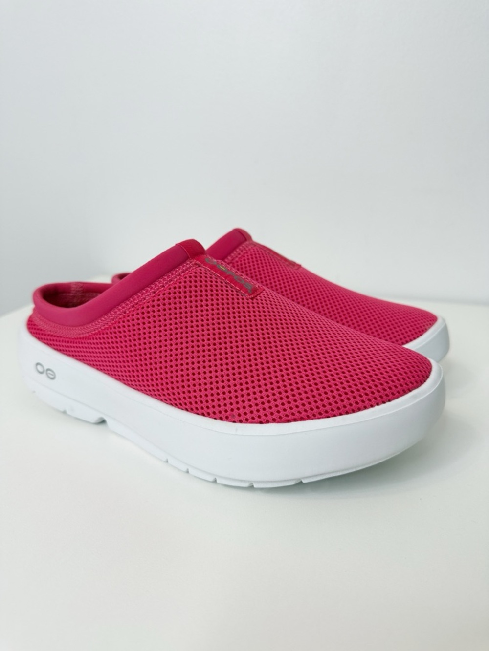 OOFOS OOcoozie Sport Mule Neon Berry Women’s Size 7.5 Comfort Recovery